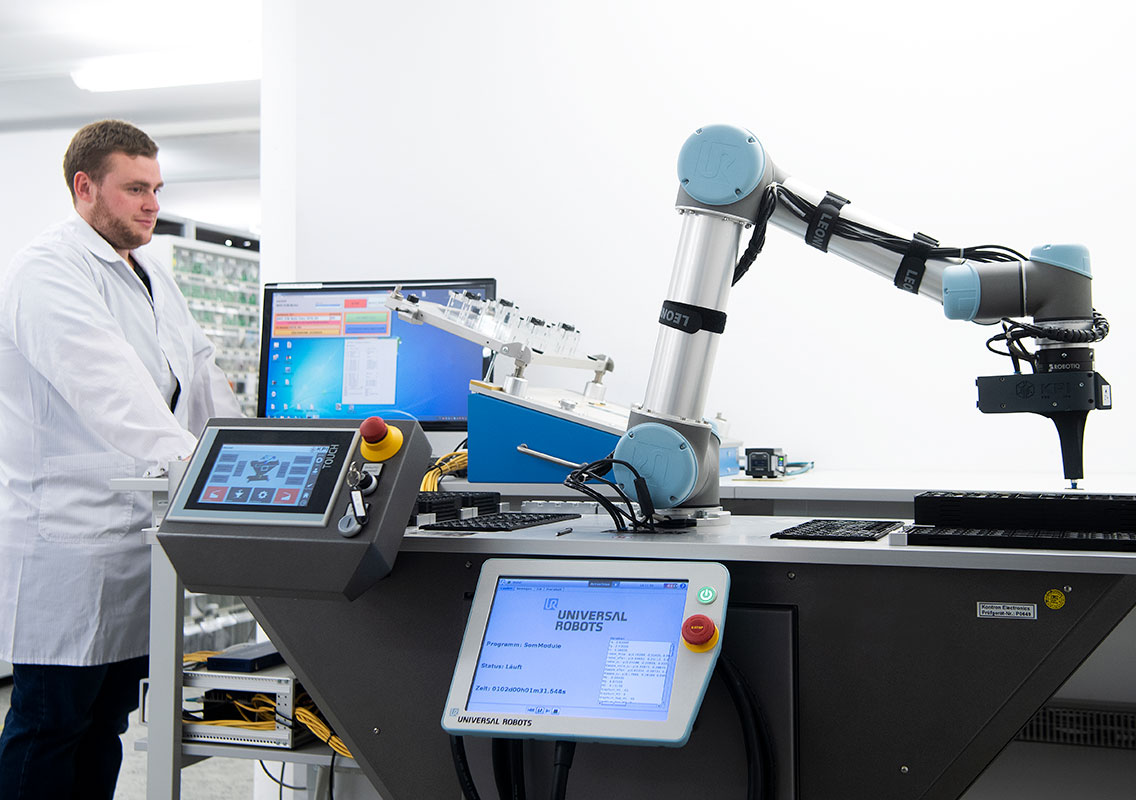 Robot opravi intenzivne teste kakovosti in delovanja SoM Kontron Electronics Frickenhausen