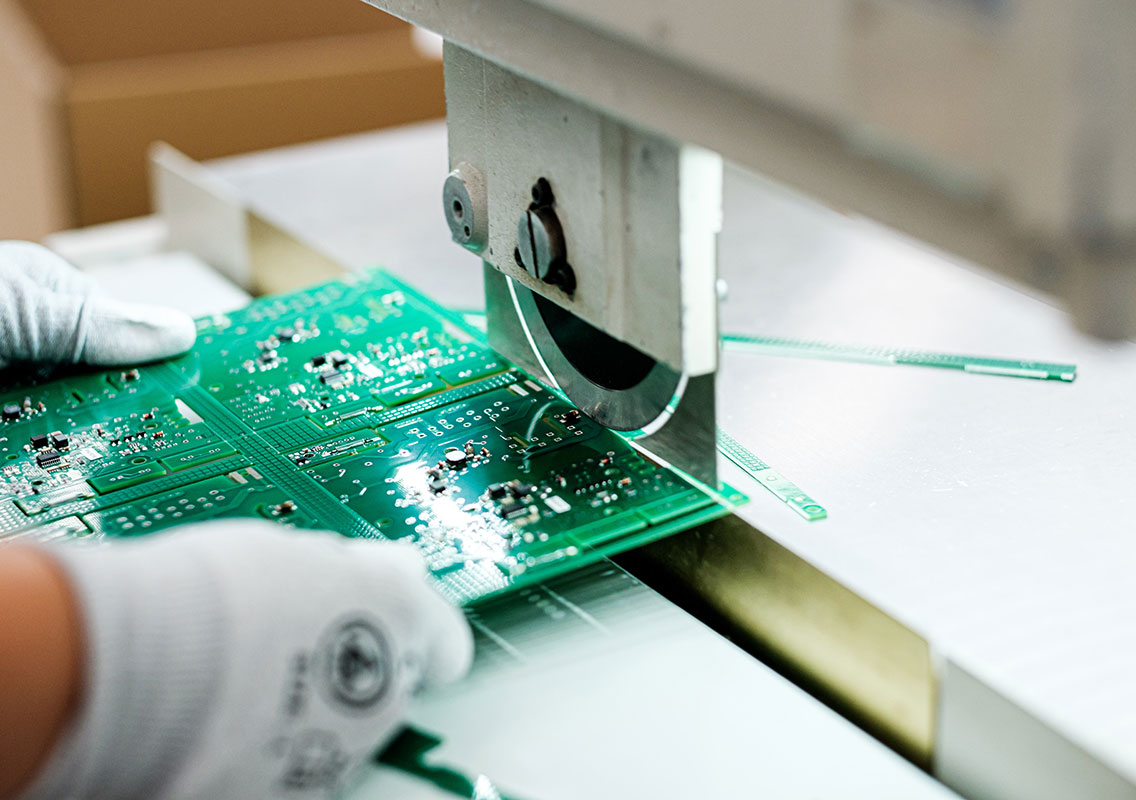 Stroji za odstranjevanje oplemenitenja plošč s tiskanim vezjem Kontron Electronics Hungary Pecs